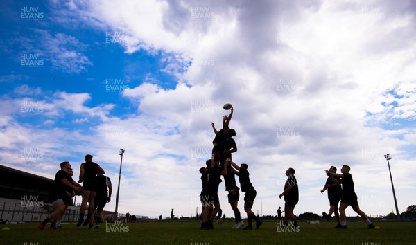 290518 - Wales U20 Runout - The team go through line out practice during training runout ahead of the team's first match in the World Rugby U20 Championship against Australia