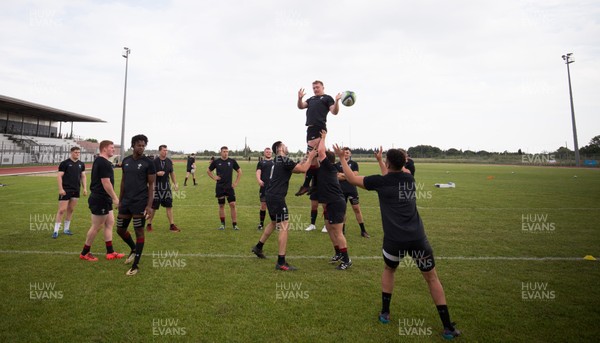 290518 - Wales U20 Runout - Tommy Reffell takes line out ball during training runout ahead of the team's first match in the World Rugby U20 Championship against Australia