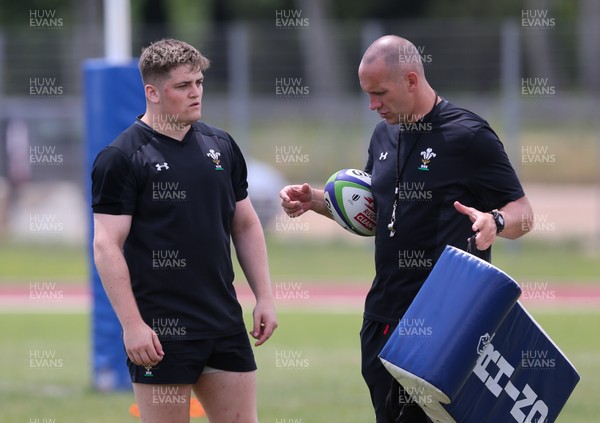 020618 - Wales U20 Training Session - Rhys Davies with Richard Hodges, coach, during a Wales U20 training session for their World Rugby U20 Championship 2018 Pool A match against New Zealand