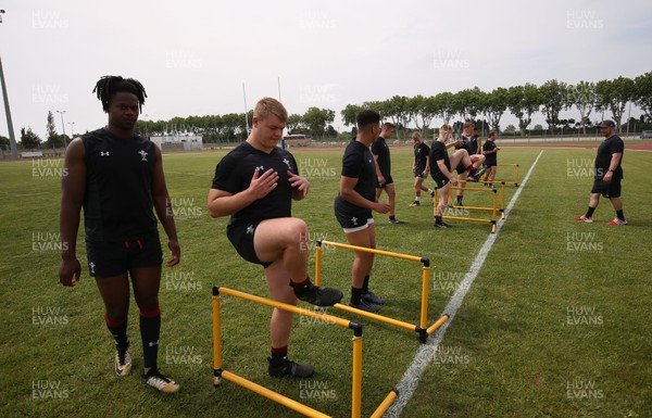 270518 - Wales U20 Training session - The Wales U20 squad go through a light training session ahead of their first match in the World Rugby U20 Championship