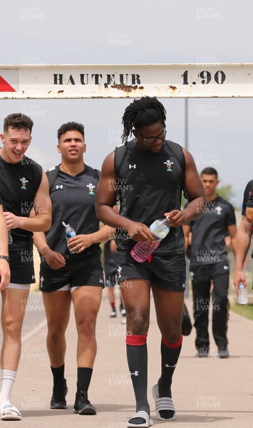 270518 - Wales U20 Training session - Max Williams copes with the height restriction as the team leave a light training session ahead of their first match in the World Rugby U20 Championship