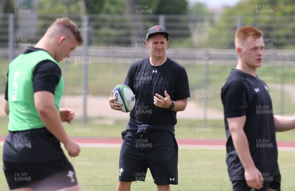 270518 - Wales U20 Squad Training session - Richard Hodges,  defence coach, during a training session ahead of the opening match of the World Rugby U20 Championship