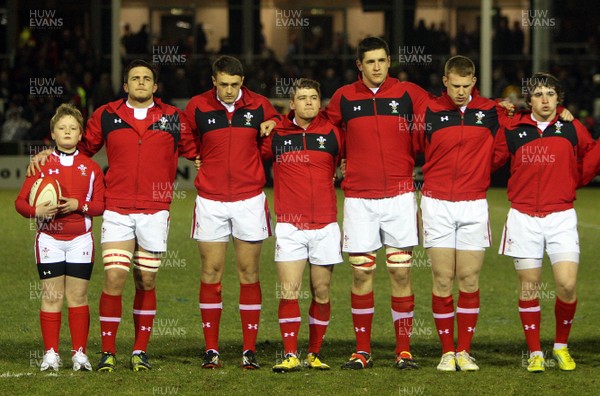 150313 Wales U20 v England U20 - Under 20s Six Nations - The mascot with some of the Wales players