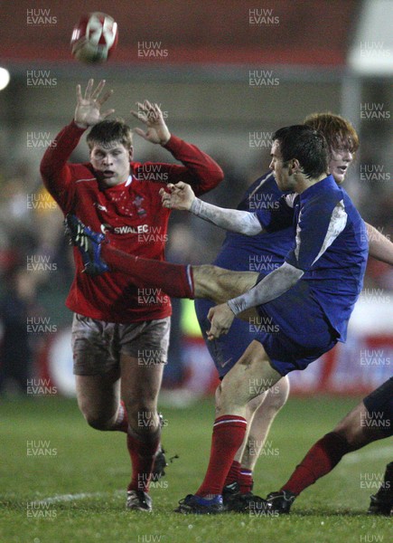14.03.08 ..  Wales U20 v France U20, U20 Six Nations, Newport -  France's Morgan Parra kicks clear as Wales' Patrick Palmer closes in 