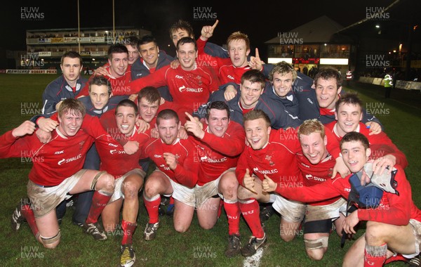 14.03.08 ..  Wales U20 v France U20, U20 Six Nations, Newport -  Wales U20 players celebrate their victory over France 