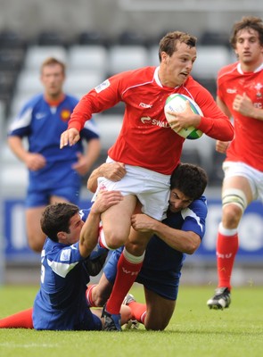 14.06.08 - Wales Under 20s v France Under 20s - Junior World Championship 2008 - Wales' Jason Tovey is tackled by France's Thierry Lacrampe(L) and Mathieu Belie 