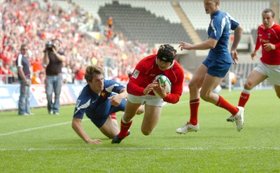 14.06.08 - Wales Under 20s v France Under 20s - Junior World Championship 2008 - Wales' Leigh Halfpenny scores the match winning try 