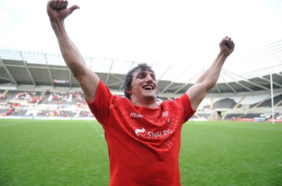 14.06.08 - Wales Under 20s v France Under 20s - Junior World Championship 2008 - Wales captain, Sam Warburton celebrates going into the semi finals after beating France. 