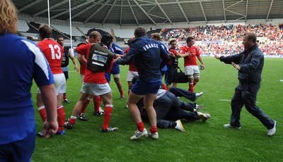 14.06.08 - Wales Under 20s v France Under 20s - Junior World Championship 2008 - Wales and France under 20 players fight at the end of the match. 