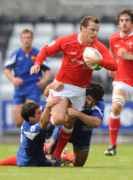 14.06.08 - Wales Under 20s v France Under 20s - Junior World Championship 2008 - Wales' Jason Tovey is tackled by France's Thierry Lacrampe(L) and Mathieu Belie 