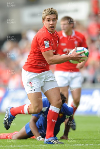 14.06.08 - Wales Under 20s v France Under 20s - Junior World Championship 2008 - Wales' Rhys Webb gets into space. 
