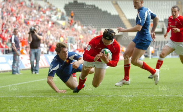 14.06.08 - Wales Under 20s v France Under 20s - Junior World Championship 2008 - Wales' Leigh Halfpenny scores the match winning try 