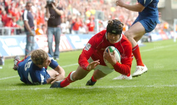 14.06.08 - Wales Under 20s v France Under 20s - Junior World Championship 2008 - Wales' Leigh Halfpenny scores the match winning try 