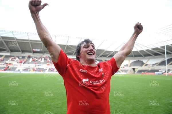 14.06.08 - Wales Under 20s v France Under 20s - Junior World Championship 2008 - Wales captain, Sam Warburton celebrates going into the semi finals after beating France. 