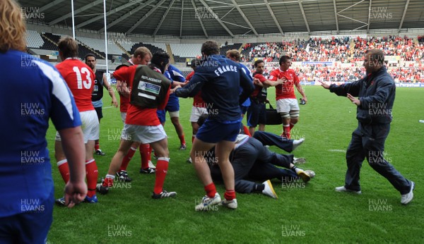 14.06.08 - Wales Under 20s v France Under 20s - Junior World Championship 2008 - Wales and France under 20 players fight at the end of the match. 