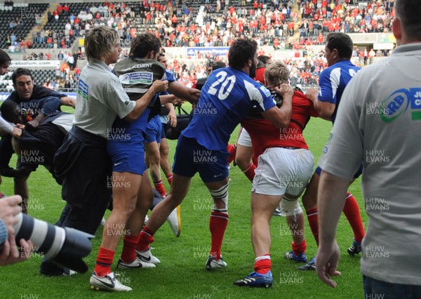 14.06.08 - Wales Under 20s v France Under 20s - Junior World Championship 2008 - Wales and France under 20 players fight at the end of the match. 