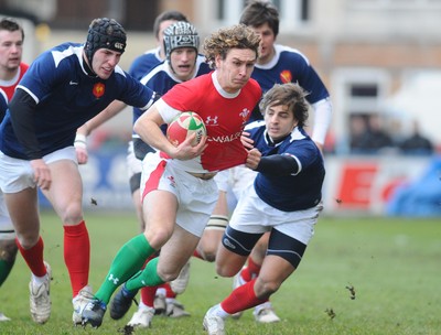 26.02.10 - Six Nations Under 20 Championship, Wales Under 20 v France Under 20 Wales' James Loxton breaks through 