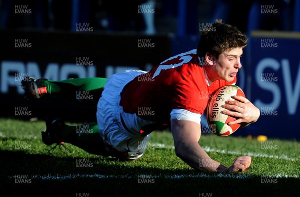 26.02.10 - Six Nations Under 20 Championship, Wales Under 20 v France Under 20 Wales' Scott Williams scores a try 