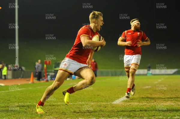 270216 - Wales Under 20 v France Under 20 - Under 20 Six Nations 2016 -George Gasson of Wales scores try