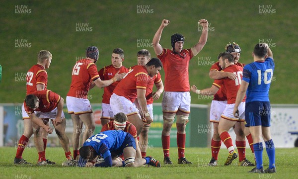 270216 - Wales Under 20 v France Under 20 - Under 20 Six Nations 2016 -Wales celebrate at the final whistle