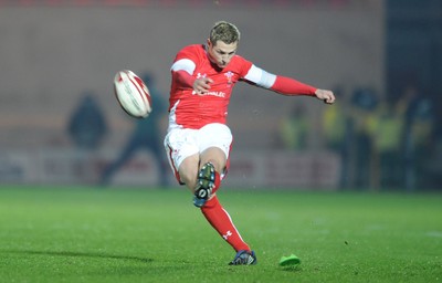20.03.09 - Wales Under 20 v Ireland Under 20 - Under 20 Six Nations 2009 - Wales' Jason Tovey converts a penalty. 