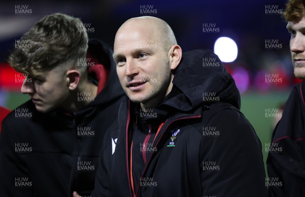 150324 - Wales U20 v Italy U20, U20 6 Nations - Wales U20 head coach Richard Whiffin speaks to the Wales players at the end of the match