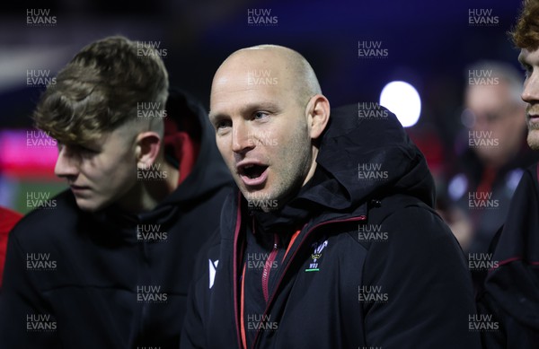150324 - Wales U20 v Italy U20, U20 6 Nations - Wales U20 head coach Richard Whiffin speaks to the Wales players at the end of the match
