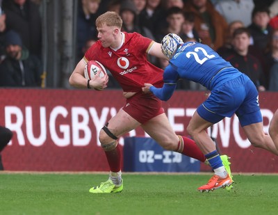 150326 - Wales v Italy, U20 Six Nations 2026 - Lewis Edwards of Wales takes on Giovanni Degli Antoni of Italy