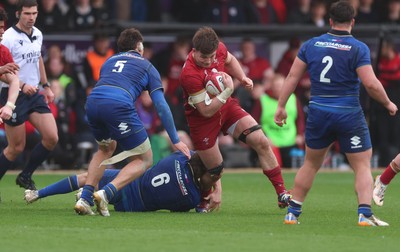 150326 - Wales v Italy, U20 Six Nations 2026 - Deian Gwynne of Wales takes on Antony Italo Miranda of Italy