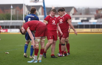 150326 - Wales v Italy, U20 Six Nations 2026 - The Wales team show the disappointment at the end of the match