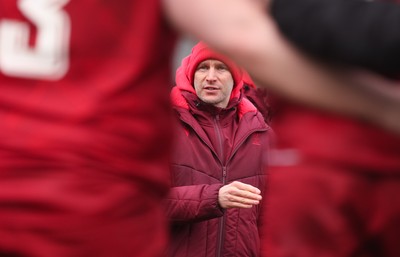 150326 - Wales v Italy, U20 Six Nations 2026 - Wales U20 head coach Richard Whiffin speaks to his players at the end of the match