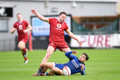 150326 - Wales U20 v Italy U20 - U20 Six Nations Championship - Tom Bowen of Wales is challenged by Luca De Novellis of italy