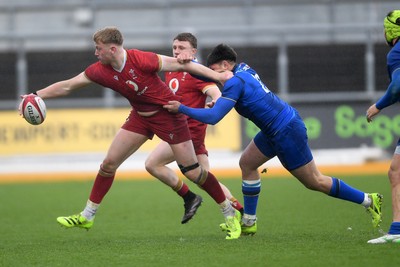 150326 - Wales U20 v Italy U20 - U20 Six Nations Championship - Lewis Edwards of Wales is challenged by Thomas Del Sureto of italy