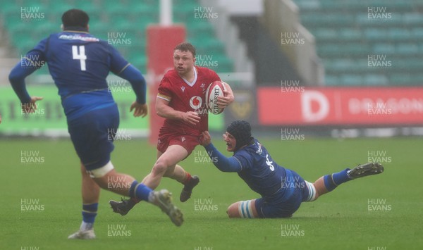 150326 - Wales v Italy, U20 Six Nations 2026 -Tom Bowen of Wales breaks away