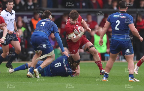 150326 - Wales v Italy, U20 Six Nations 2026 - Deian Gwynne of Wales takes on Antony Italo Miranda of Italy