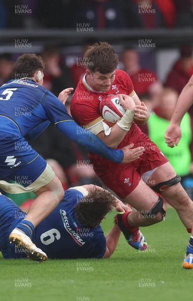 150326 - Wales v Italy, U20 Six Nations 2026 - Deian Gwynne of Wales takes on Antony Italo Miranda of Italy