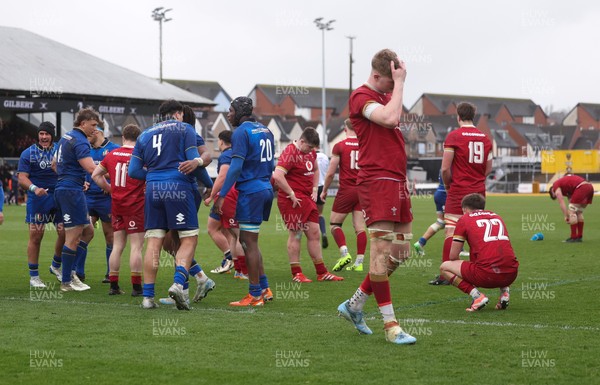 150326 - Wales v Italy, U20 Six Nations 2026 - Walkes players show the disappointment on the final whistle