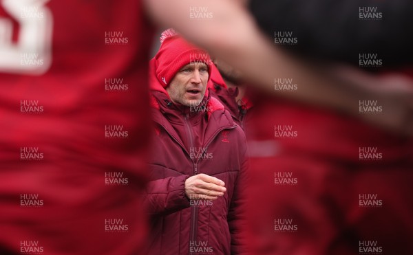 150326 - Wales v Italy, U20 Six Nations 2026 - Wales U20 head coach Richard Whiffin speaks to his players at the end of the match