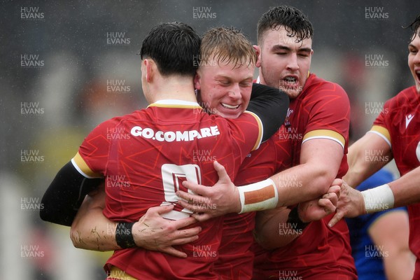 150326 - Wales U20 v Italy U20 - U20 Six Nations Championship - Lewis Edwards of Wales celebrates scoring a try with team mates