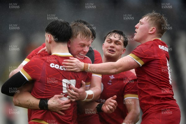 150326 - Wales U20 v Italy U20 - U20 Six Nations Championship - Lewis Edwards of Wales celebrates scoring a try with team mates