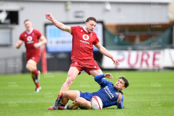 150326 - Wales U20 v Italy U20 - U20 Six Nations Championship - Tom Bowen of Wales is challenged by Luca De Novellis of italy