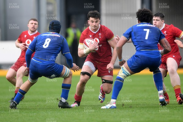 150326 - Wales U20 v Italy U20 - U20 Six Nations Championship - Deian Gwynne of Wales is challenged by Alessandro Zanella of italy