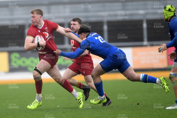 150326 - Wales U20 v Italy U20 - U20 Six Nations Championship - Lewis Edwards of Wales is challenged by Thomas Del Sureto of italy