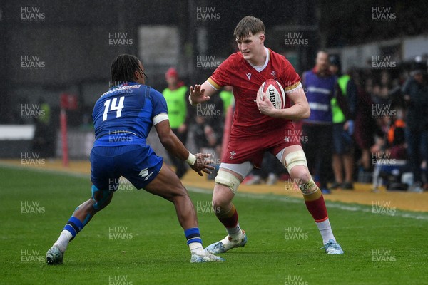 150326 - Wales U20 v Italy U20 - U20 Six Nations Championship - Lewis Edwards of Wales is challenged by Malik Faissal of italy