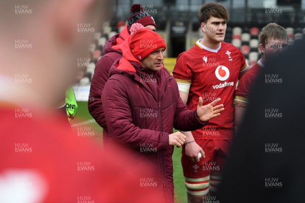 150326 - Wales U20 v Italy U20 - U20 Six Nations Championship - Wales team huddle at full time, lead by, Wales head coach, Richard Whiffin