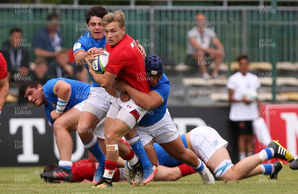 170618 - Wales U20 v Italy U20, World Rugby U20 Championship Seventh Place Play Off - Harri Morgan of Wales looks for support
