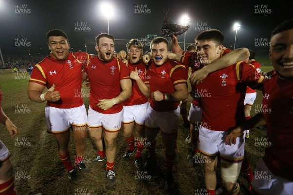 180316 - Wales U20 v Italy U20 - RBS 6 Nations - Wales celebrate there grand slam title