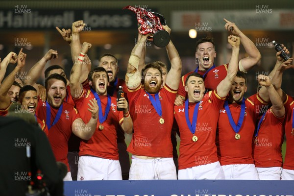 180316 - Wales U20 v Italy U20 - RBS 6 Nations - Tom Phillips of Wales and team lift the trophy