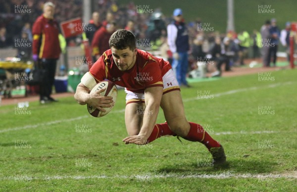 180316 - Wales U20 v Italy U20, RBS 6 Nations - Joe Thomas of Wales dives in to score try