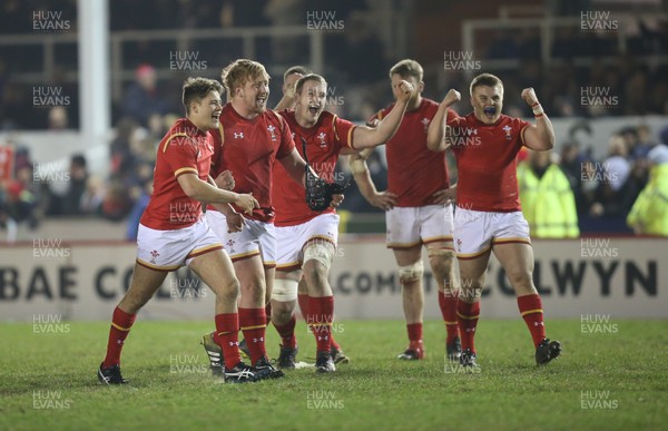 180316 - Wales U20 v Italy U20, RBS 6 Nations - Wales players celebrate winning the Grand Slam with victory over Italy